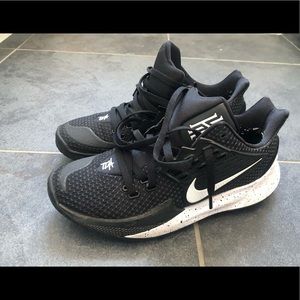 NIKE KYRIE LOW 2 BASKETBALL SHOE
